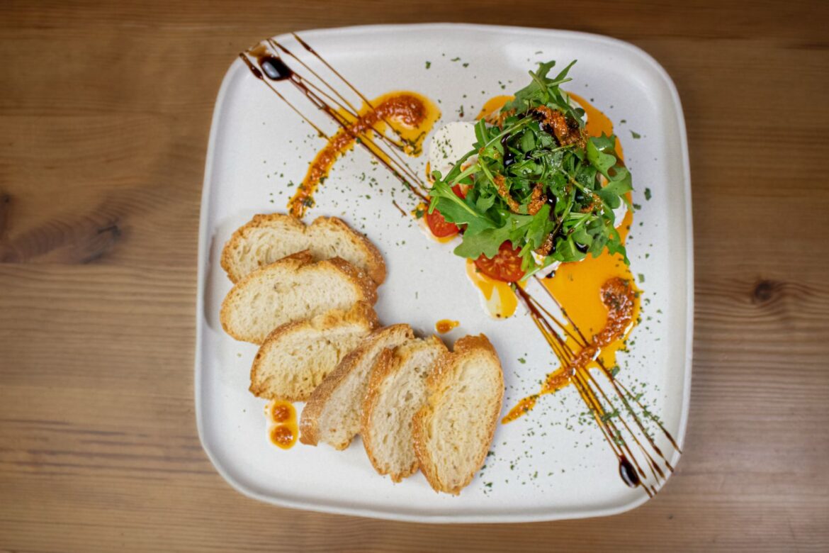 Humus Mozzarela y pesto de tomate